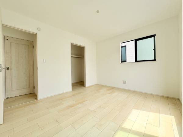 ウォークインクローゼットの付いた約7帖の洋室