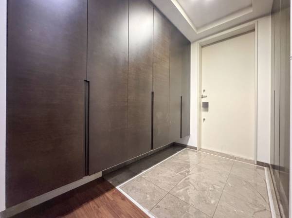 玄関からリビング入口まで続く大容量の壁面収納が魅力的