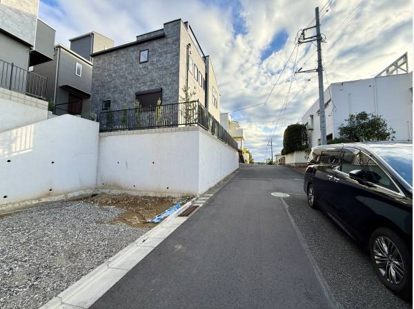 前面道路も広々！