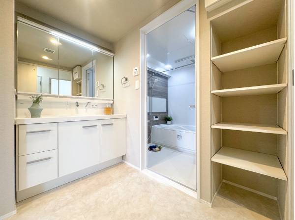 奥行きのある可動棚はタオルや衣類もたっぷりしまえます