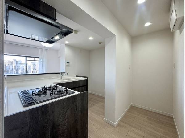 カウンター奥のスペースに棚やカップボードを置いて収納自慢のキッチンに