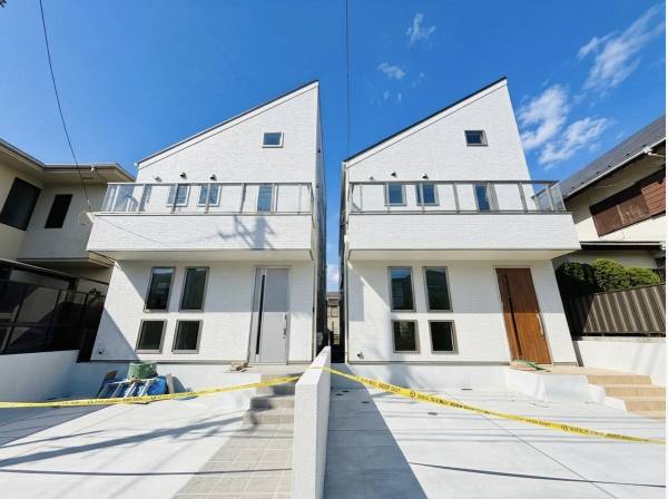 左側の建物です