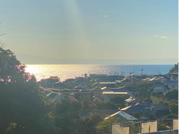 水平線の向こうには伊豆半島。