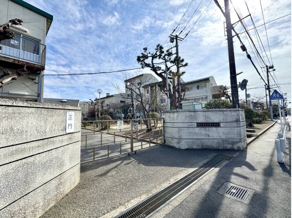 辻堂小学校まで徒歩30秒。新校舎建設も予定されています。