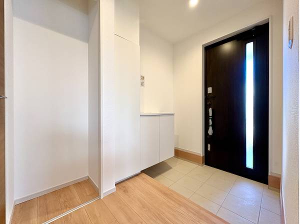 ゆったり開放的な玄関