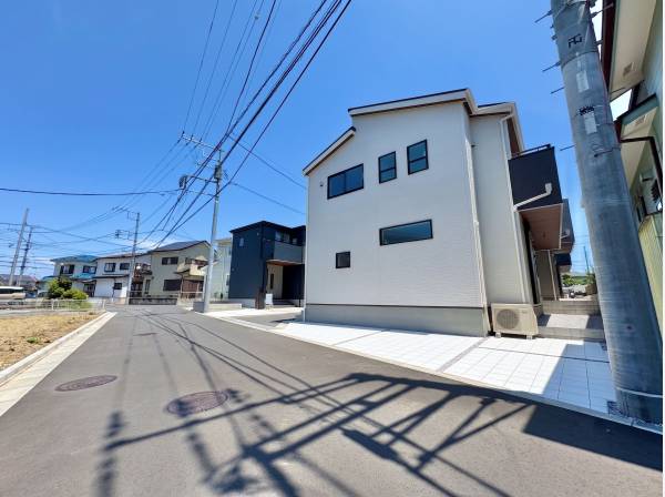 角地ならではの二方向への広がりを感じる佇まい。