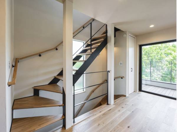 お洒落なスケルトン階段！