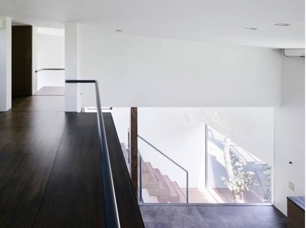 さらに上へあがるとLDKを見渡すロフトスペースへ