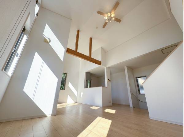 ホワイトの中で存在感を放つ化粧梁が奥行きを演出