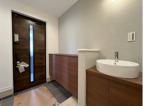 エントランス横にはすぐに手を洗うことができる洗面ボウルも