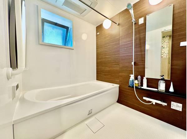 広い洗い場があるバスルーム