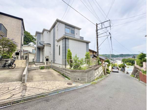 小庭と街並みが寄り添う、落ち着いた住環境。
