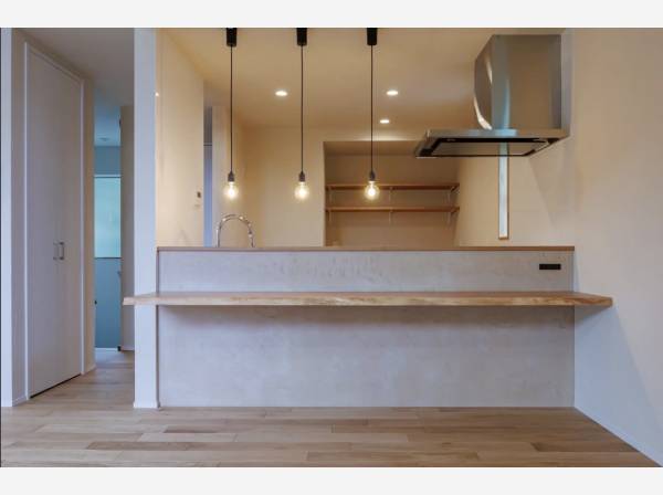 灯りが映える、整うキッチン空間。