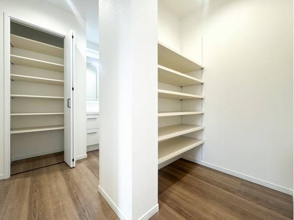 大容量のパントリーやリネン庫など大容量の収納スペースが点在