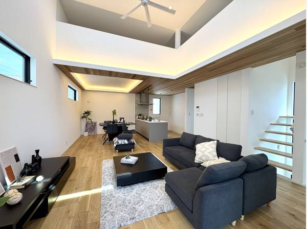 開放的なリビングは間接照明が空間を引き締めます。