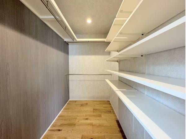 居室には大容量のWICも！お洋服からカバンまで収納できますね！