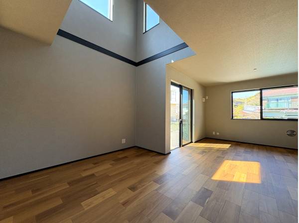 ダイナミックな吹抜を設けた１階リビング。上部から光が降り注ぎます