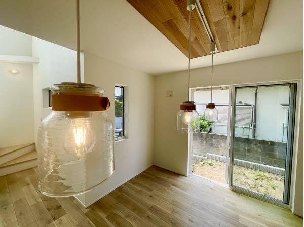 オシャレな照明の先からはお庭に出ることができます