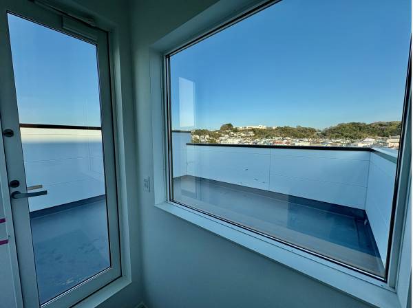 ルーフバルコニーが階段から見えます。