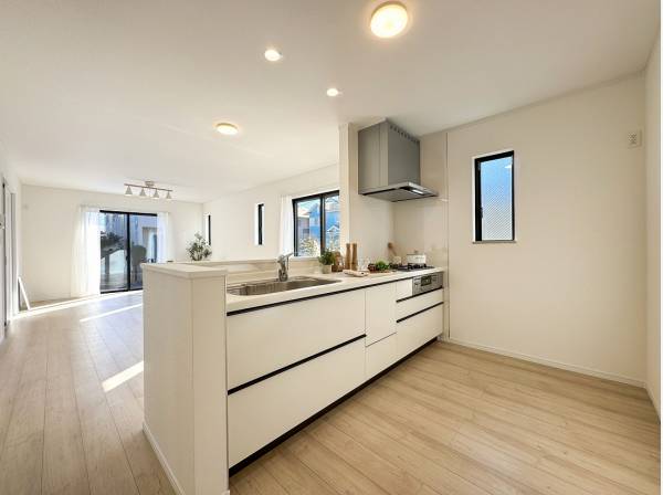 白を基調とした清潔感あふれる対面式キッチン