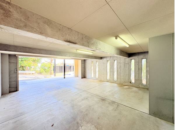 奥行きのある広々ガレージ