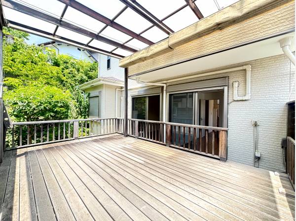 家にいながら自然を感じられる、心地よいウッドデッキ♪