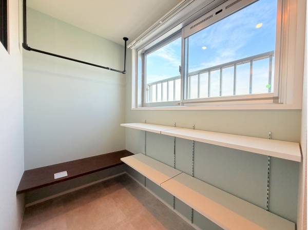 こちらはSIC、嬉しいハンガーパイプも備えております！