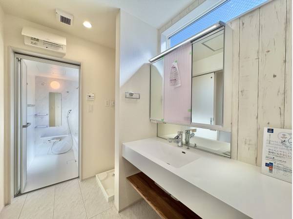 生活動線を考えた洗面室内の設計です。