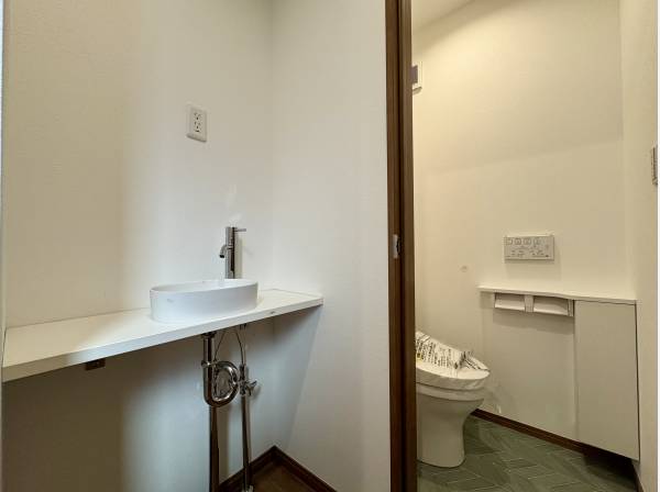 トイレ横には手洗いカウンターを完備