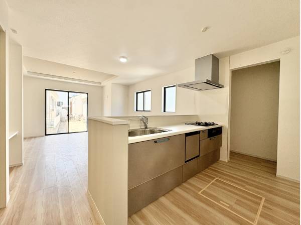 料理中もリビングを見渡せる対面キッチン。