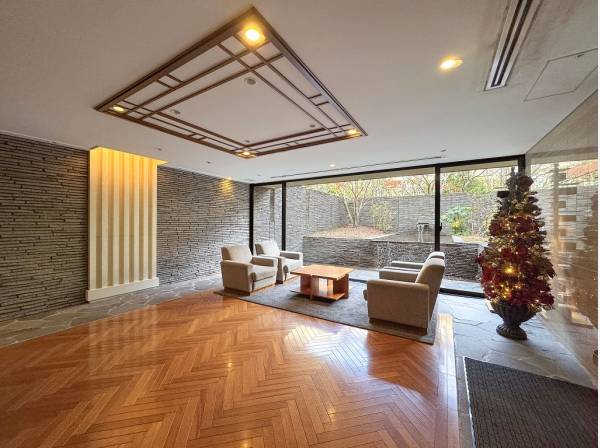 ホテルライクな待合ロビーや内廊下が非日常へとエスコート