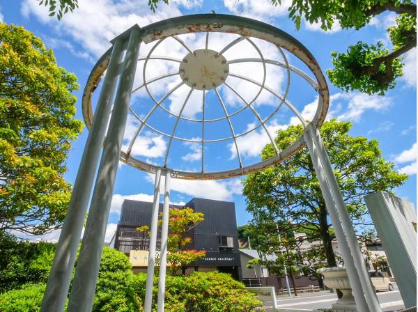 敷地内には緑豊かな憩いのスペースが寄り添います