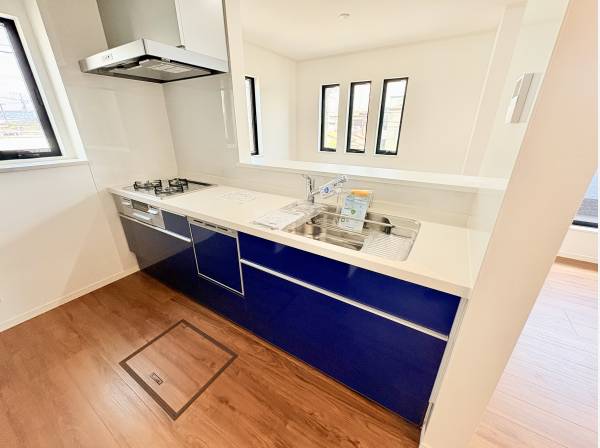 鮮やかなブルーが映える対面キッチン。便利な食器洗浄機付きです