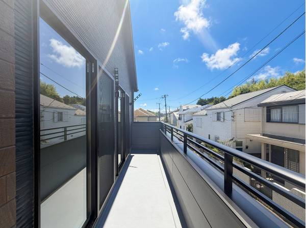2部屋に跨るバルコニーは大きな寝具ものびのび干せそう