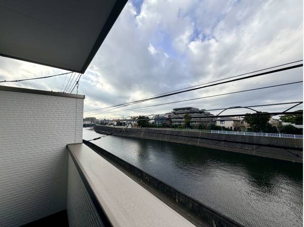 2階バルコニーから見た眺望目の前には境川が見えます