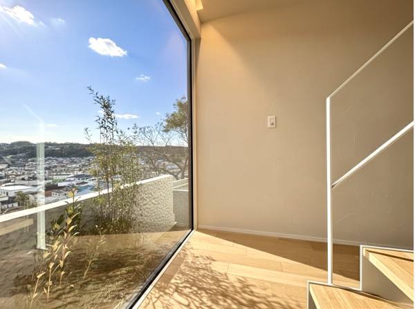 玄関ホールはピクチャーウインドウの細工が