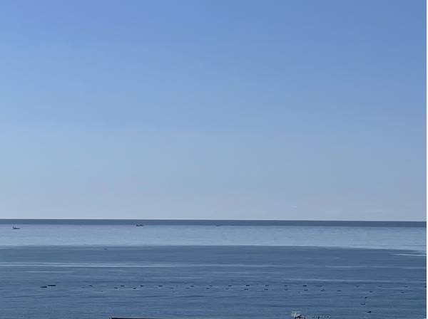誰にも邪魔されることなく、青い海を望む贅沢を