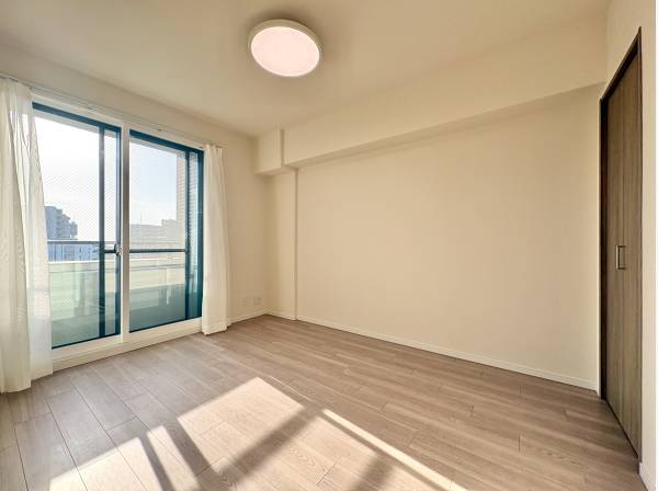 洋室も陽当たり良好です。