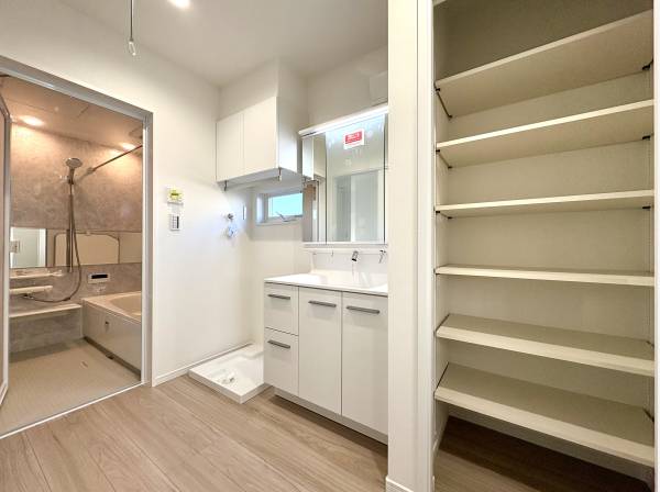パウダールームも収納たっぷり。