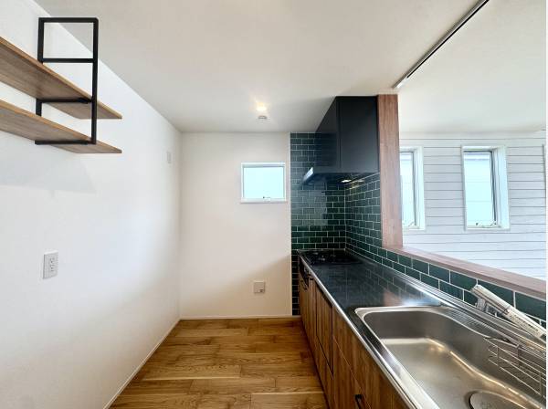 グリーンのタイルがオシャレなキッチン