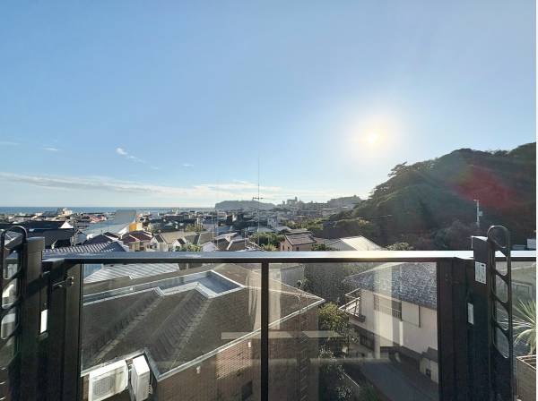 江ノ島と海、澄み渡る空を一望するバルコニーからの眺望！