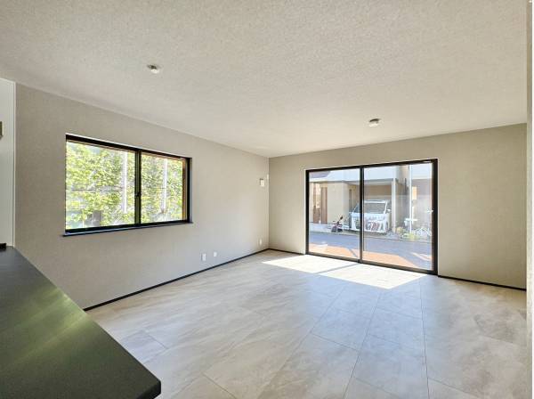 掃き出しの窓から差し込む陽光が、室内を明るい空間にしてくれます