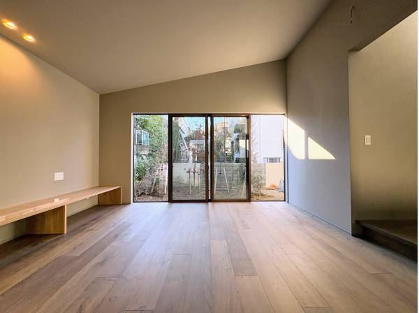 お庭を眺めながらゆったりと過ごす時間が流れます