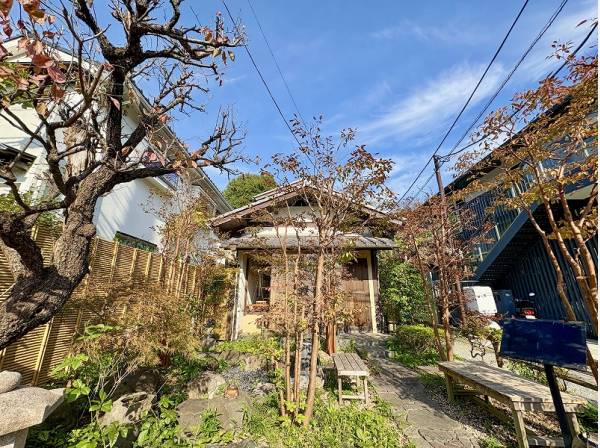 緋毛氈の朱色が映えそうな美しい箱庭