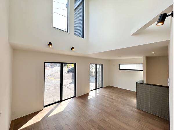 開放的な吹き抜けリビング