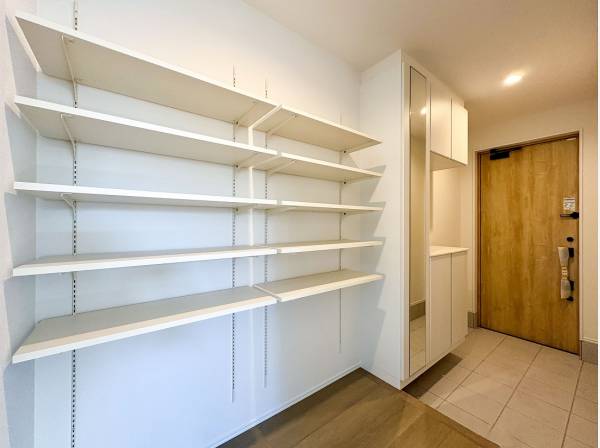 広い土間の先には大容量の収納も

