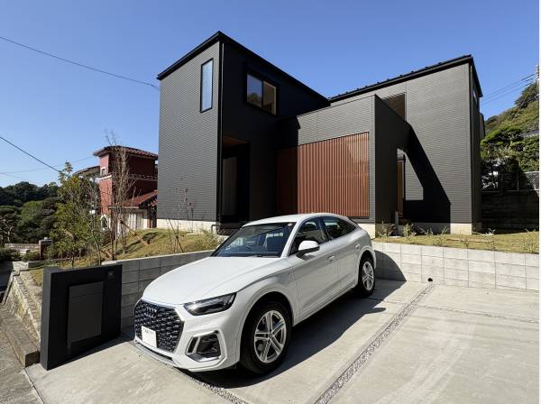 洗練されたフォルム。堂々とした佇まいの家が完成致しました