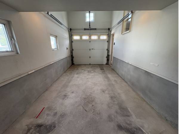 大きなガレージが有るので、大切な車を入れておけます。