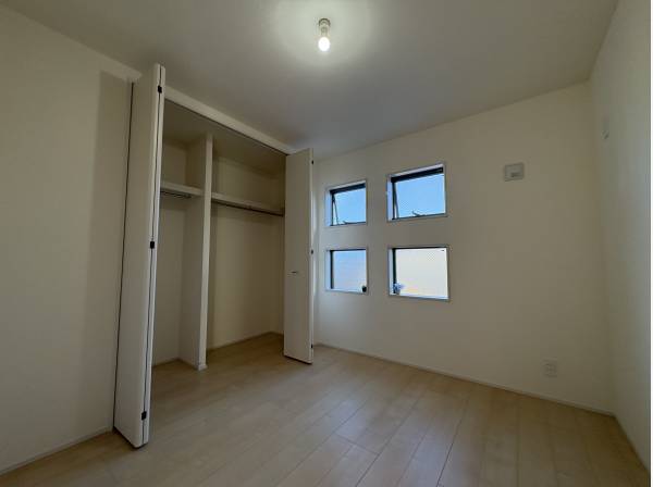 2階の一室明るく収納も広め