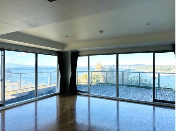 リビングのどの位置からもパノラマに広がるオーシャンビュー